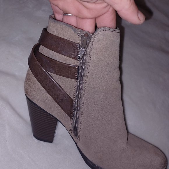 Boots - Picture 3 of 6